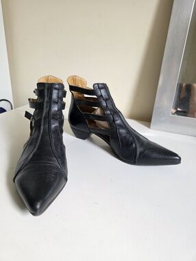 John Fluevog Truth Bekkie Strappy Leather Ankle Boots. Size 10.5